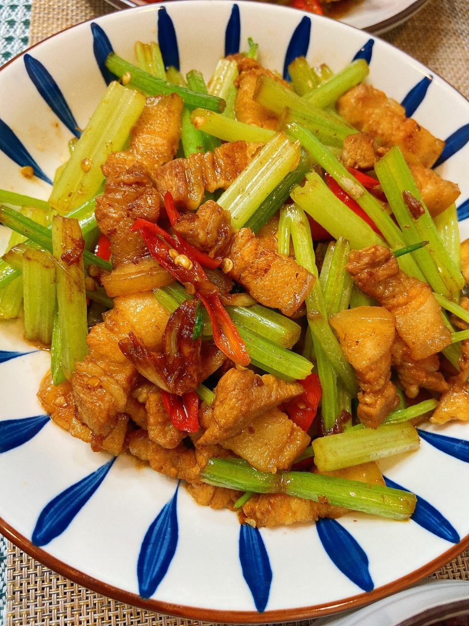 芹菜炒五花肉的做法