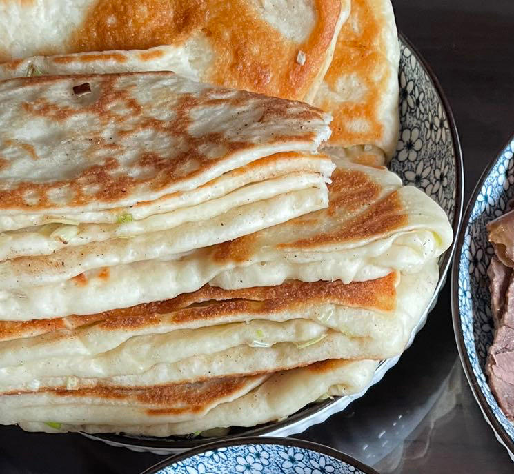 五香葱花饼    葱香四溢   咸香适口   太有食欲了 附细节视频