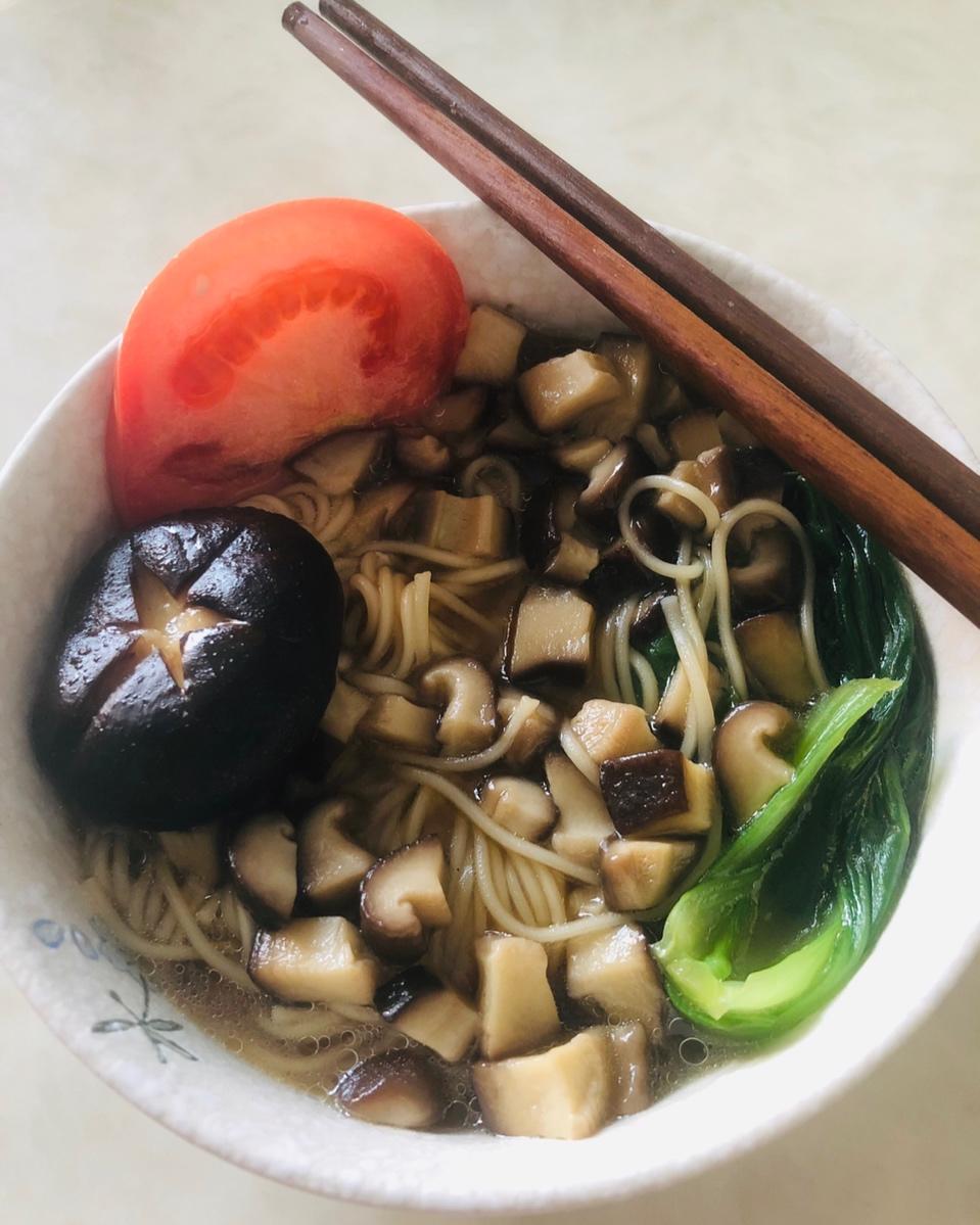 菌汤面条 看得见的香菇 尝得到的鲜美 这才是真正的菌汤