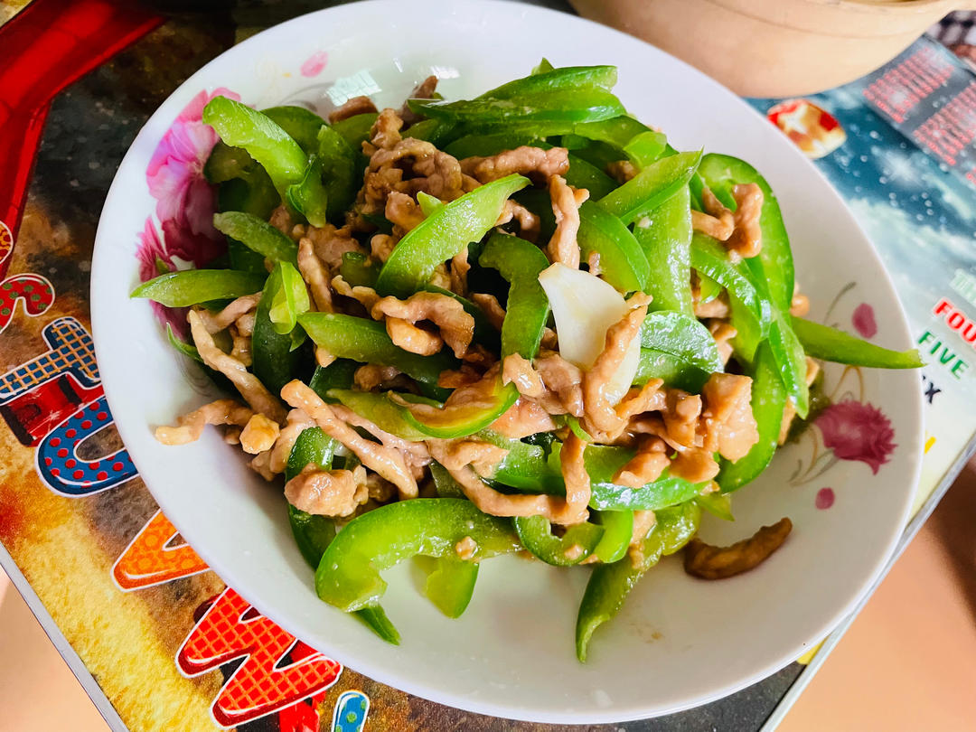 青椒肉丝，这样炒太好吃了。