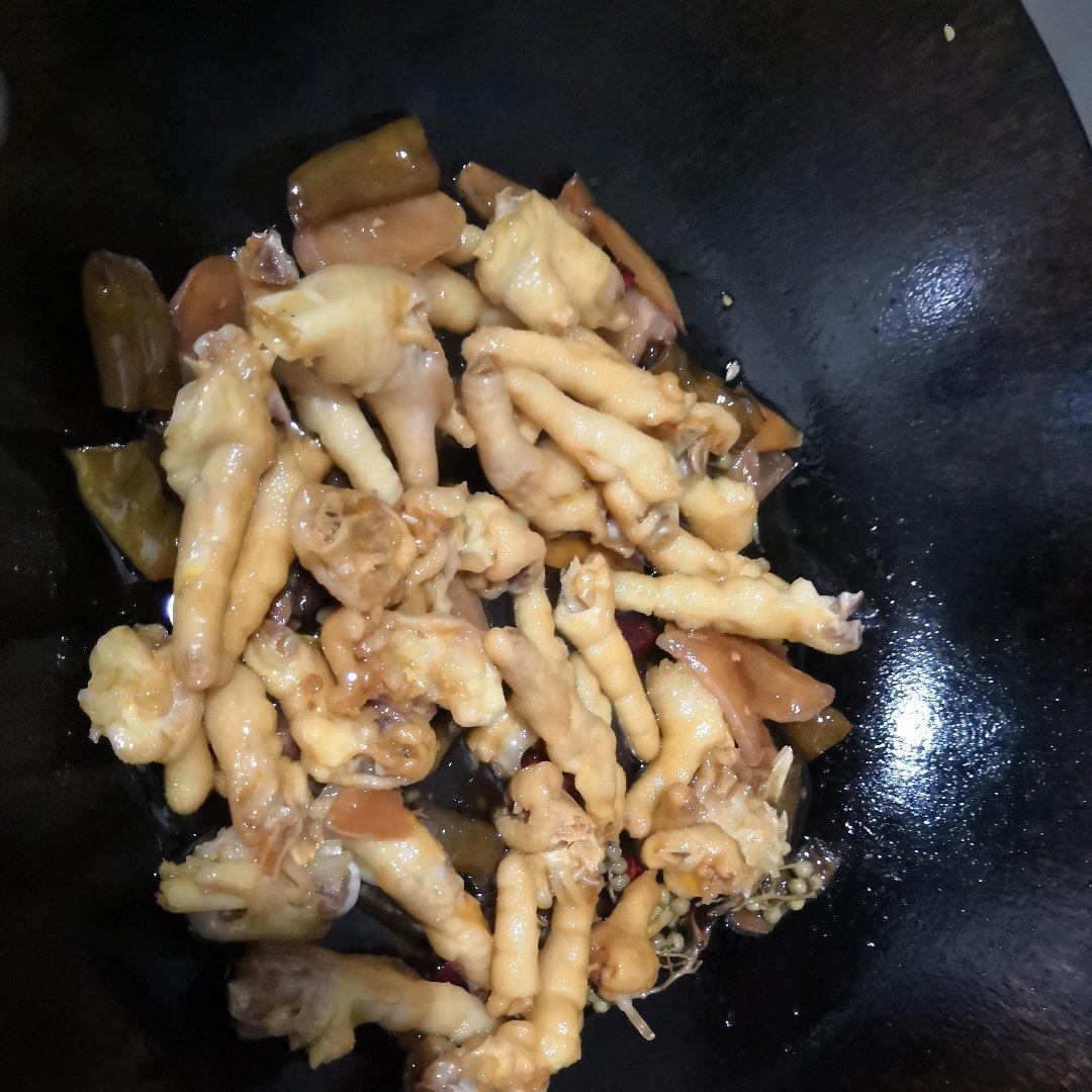 厨师长教你：“辣炒鸡爪”的家常做法，口感和味道都很赞，收藏了
