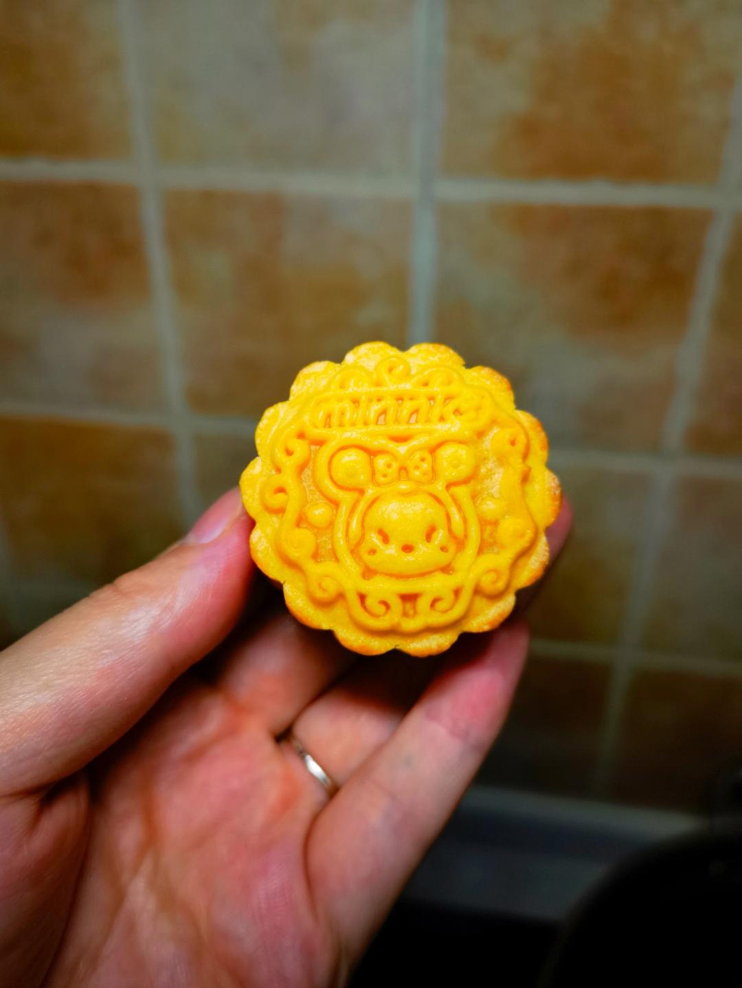 💃奶黄流心月饼——这是可以让你坐稳朋友圈厨霸位置的月饼🥮，没人点赞算我输👎