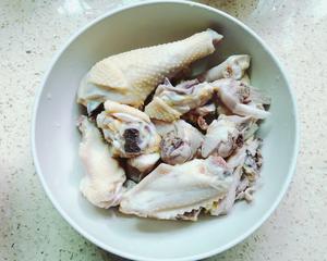 羊肚菌姬松茸炖鸡汤的做法 步骤3