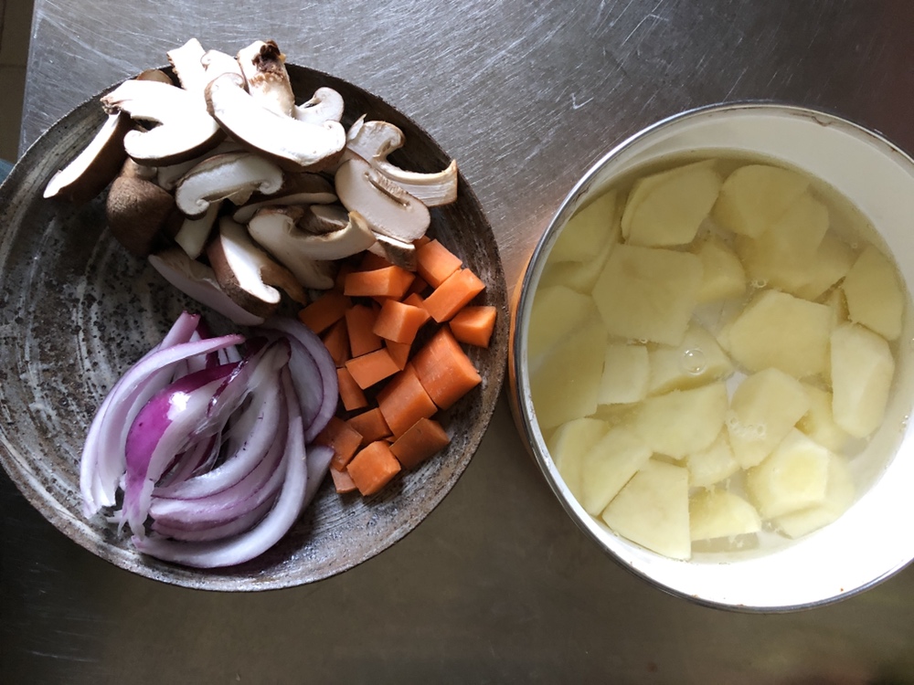 香菇土豆鸡肉焖饭的做法 步骤1