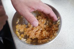 浇汁萝卜塞肉的做法 步骤2