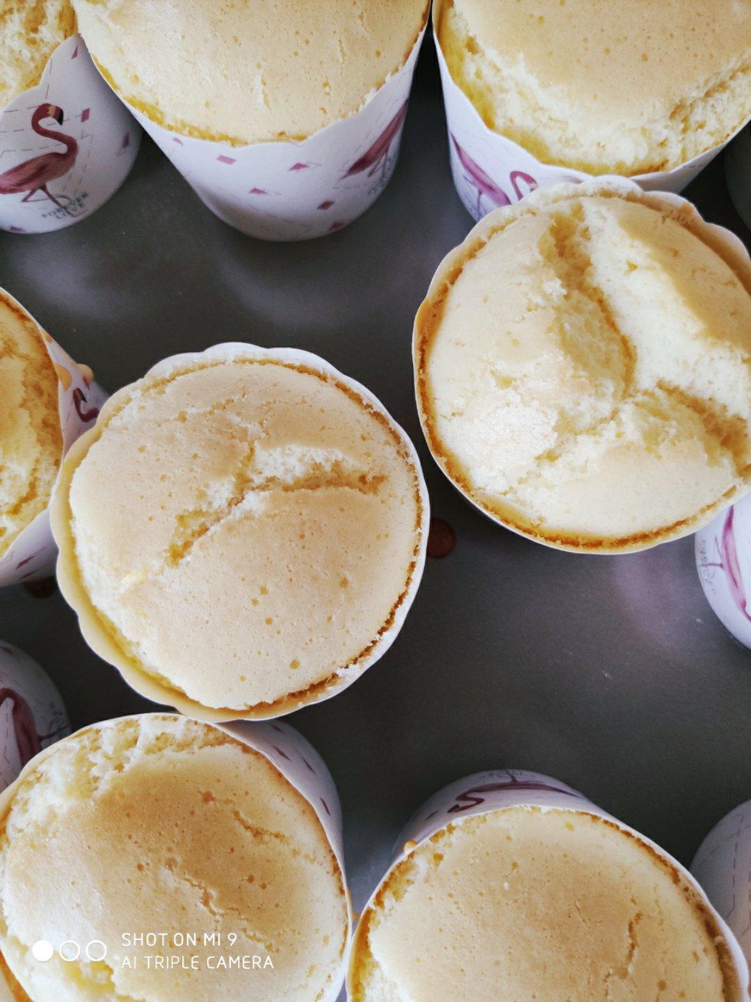 全蛋法打发原味海绵杯子蛋糕