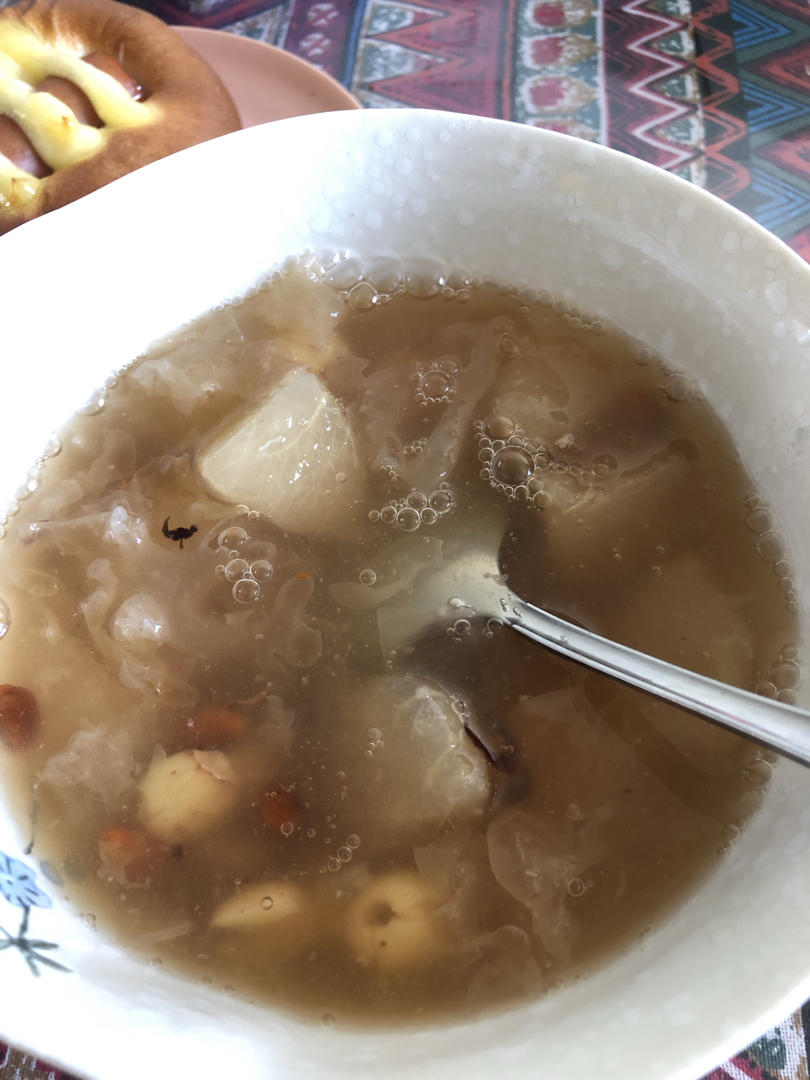 秋季滋补--雪梨银耳莲子羹