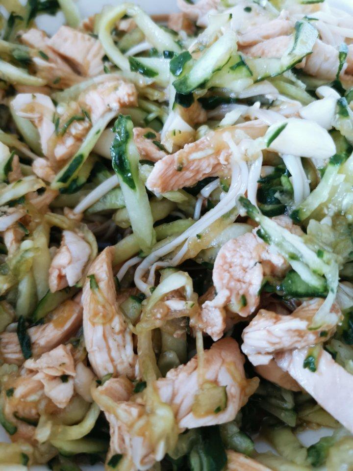 凉拌鸡肉金针菇黄瓜