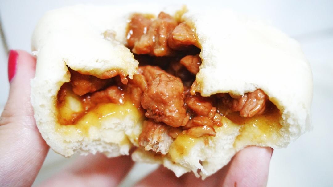 云朵般松软爆浆蜜汁叉烧包