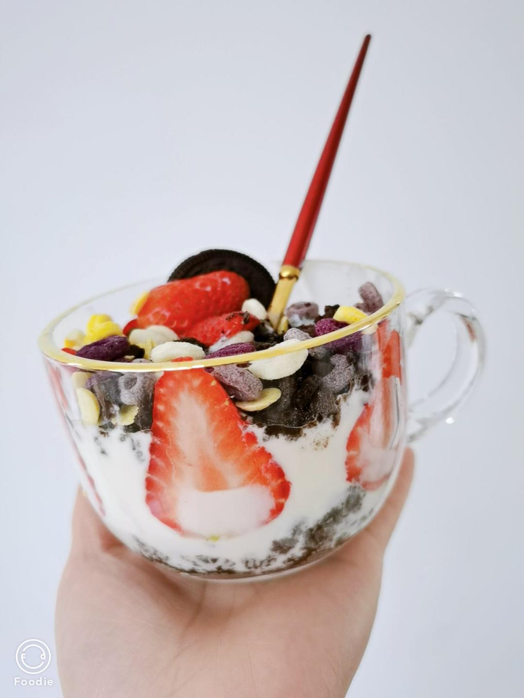 李艺桐做的五分钟超快手甜品网红奥利奥草莓酸奶杯