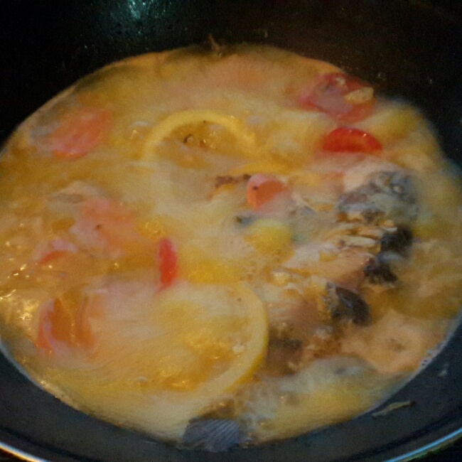 柠檬牛奶鲫鱼汤