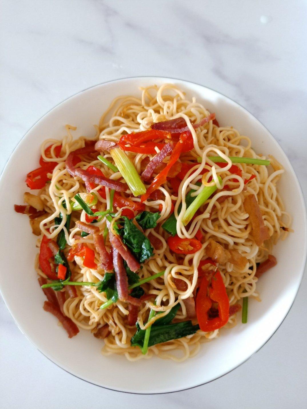 少油条条分明的炒面