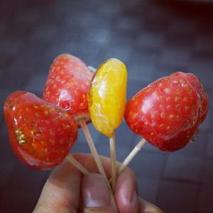 草莓糖葫芦的做法 步骤2