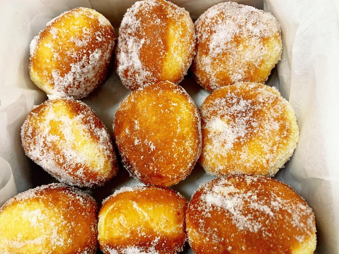 好吃到哭泣的甜甜圈VANILLA CREAM-FILLED DOUGHNUTS