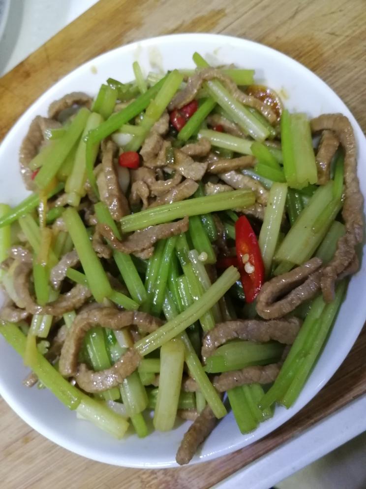 芹菜牛肉的做法