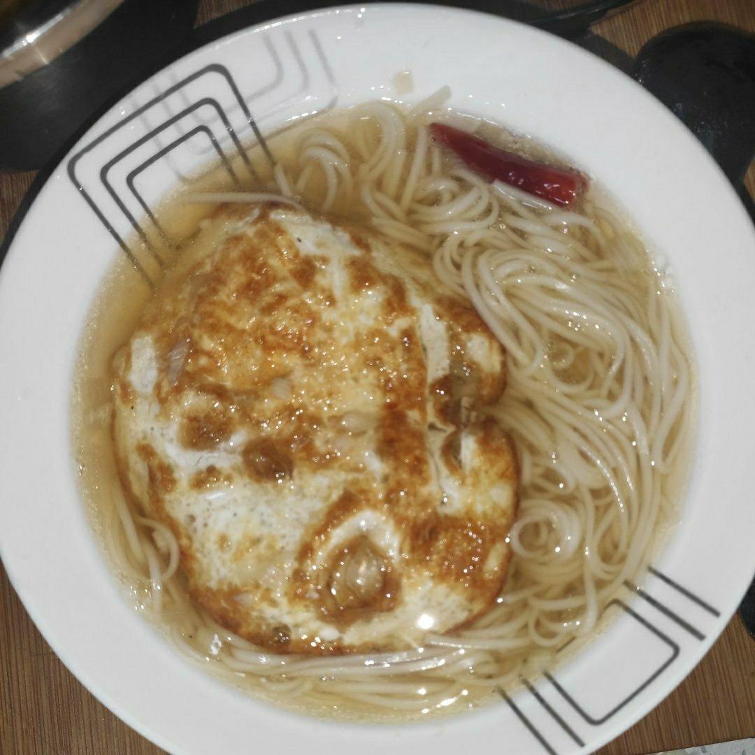 一碗清汤面 🍜 —— 秋日里的治愈系