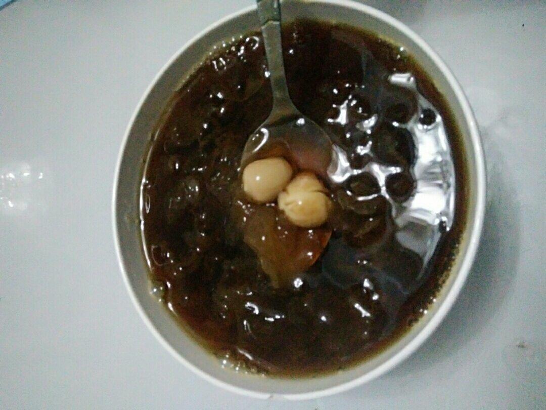 冰糖银耳莲子羹。（内附电饭煲做法）