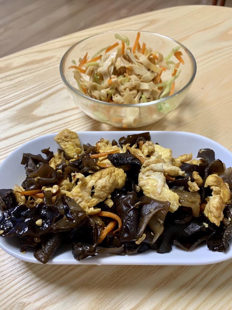 巨好吃的木耳红萝卜炒鸡蛋