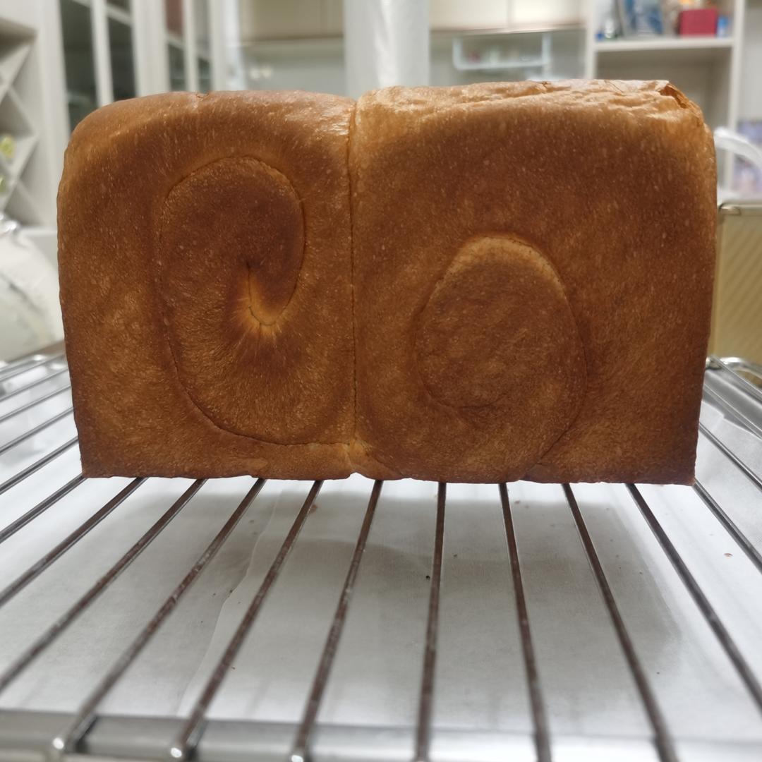 用烤箱自己做面包--手工牛奶吐司面包