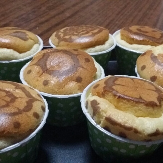 拉花戚风纸杯蛋糕