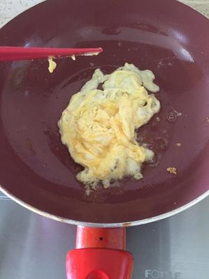 青椒洋葱胡萝卜炒蛋的做法 步骤2