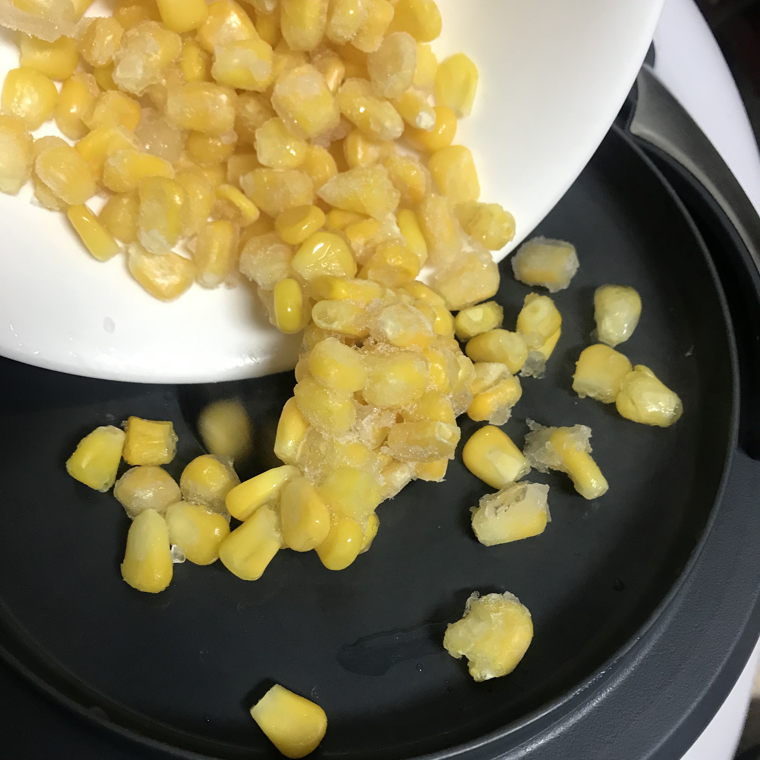 减脂餐肉肠炒玉米的做法 步骤2