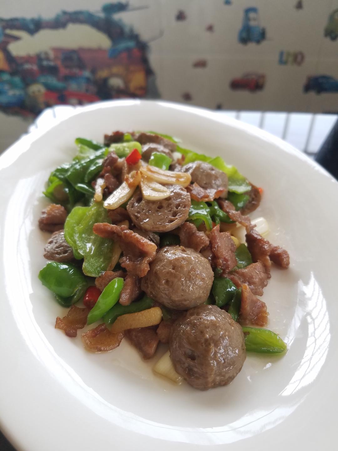 青椒猪肉炒牛肉丸的做法