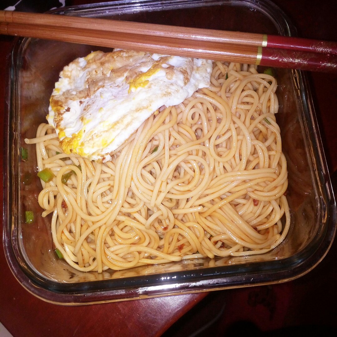 葱爆面—就是汪涵在天天向上里面做的那个啦