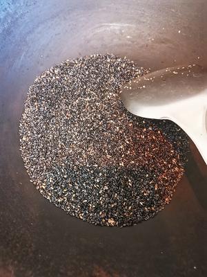 快速简易黑芝麻盐做法—为了我们乌黑亮丽的头发的做法 步骤3