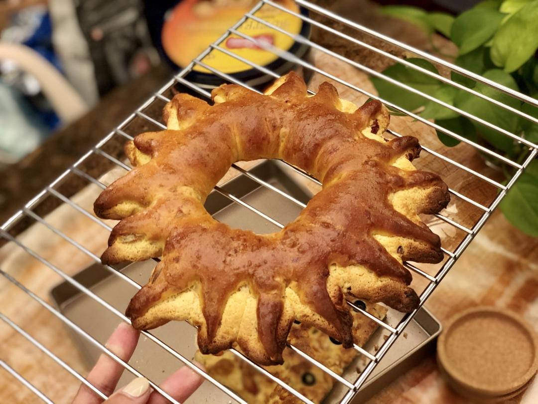 meredithm做的太阳花sunflower 奶酥果干核桃面包