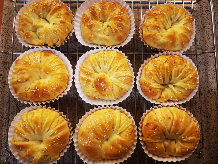 松软可口的红豆沙面包卷