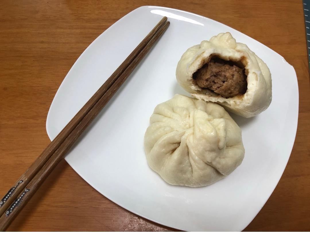 松软多汁的肉包子