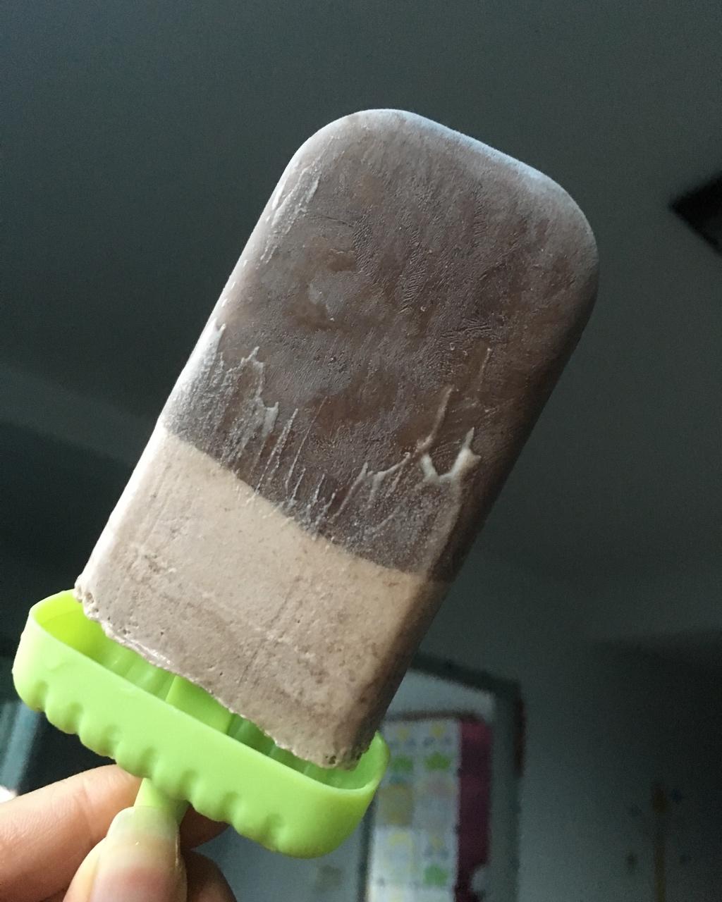 黑巧克力冰淇淋