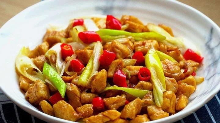 厨师长教你：“大葱爆鸡胸肉”的家常做法，好吃不柴，下饭一绝