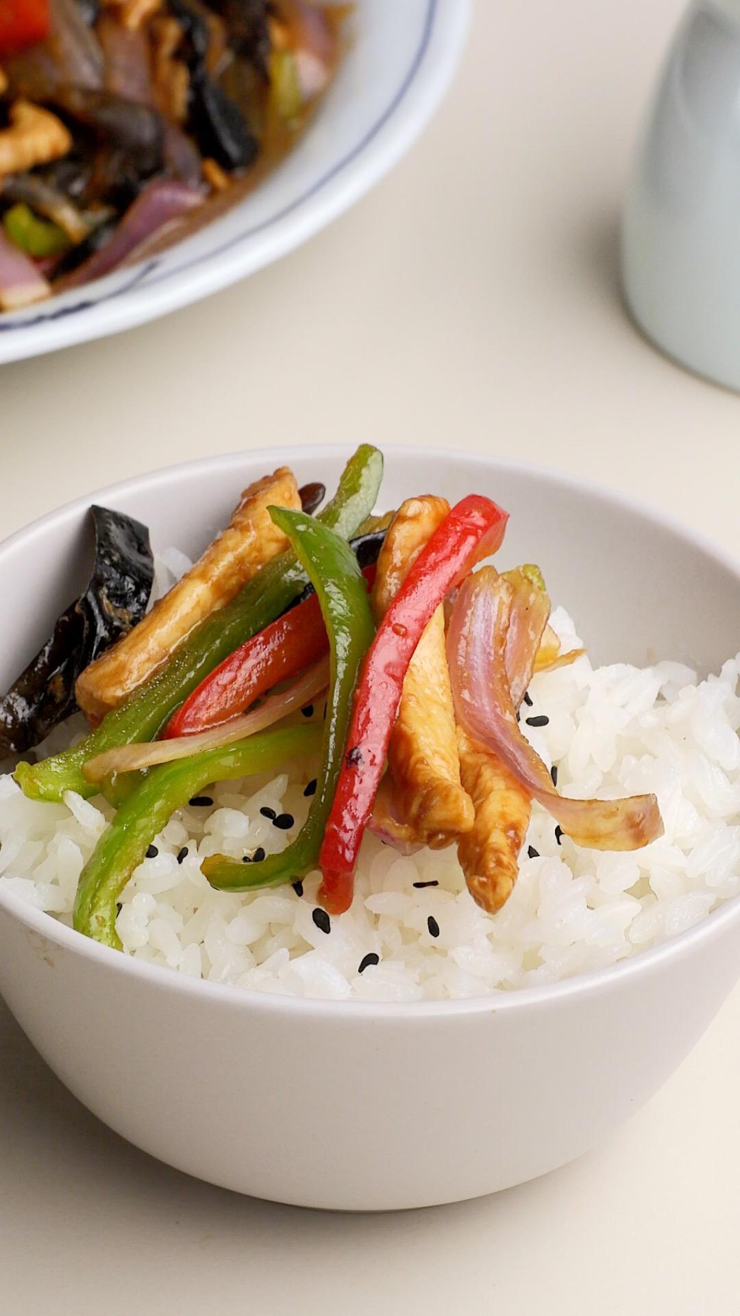 木耳洋葱炒鸡柳的做法