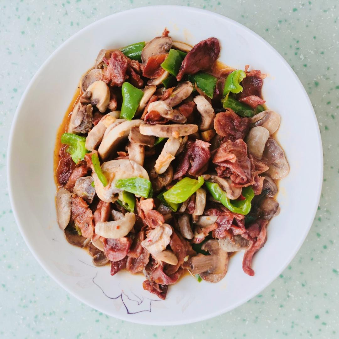 草菇炒鸡丁 | 鲜美可口