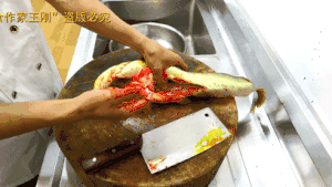 厨师长教你：“大蒜烧鲶鱼”的家常做法，口感细腻味道非常鲜美的做法 步骤2