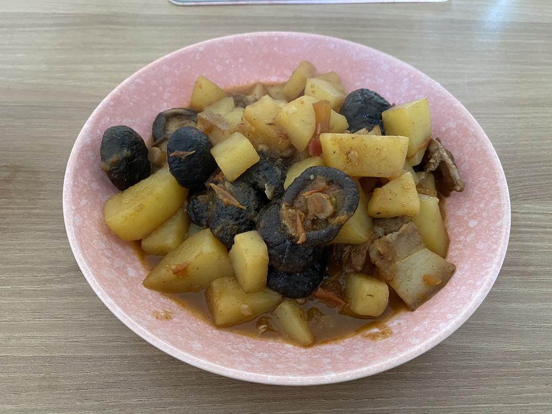 干香菇炖土豆的做法