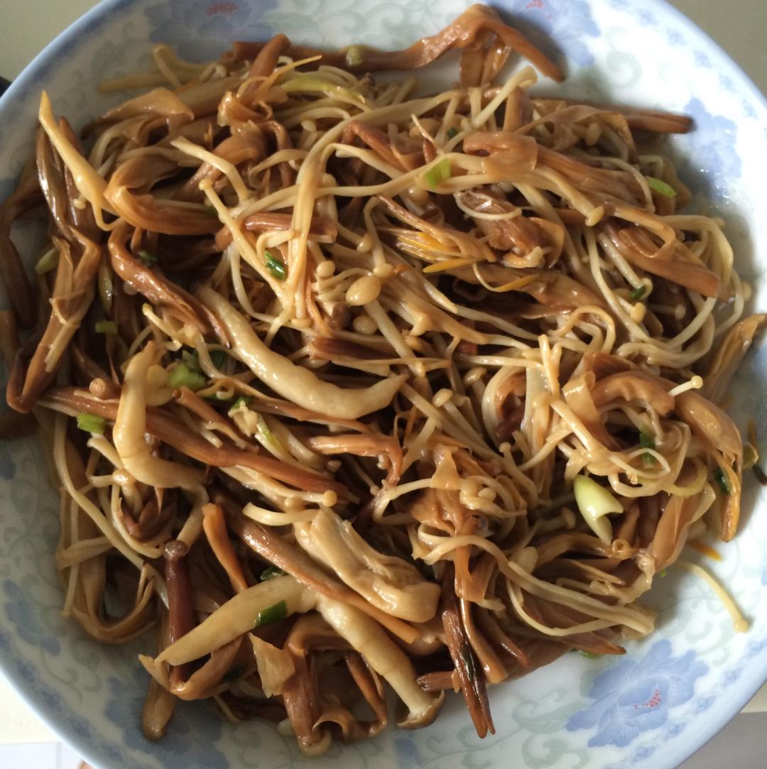 ccne82做的黄花菜炒金针菇的做法