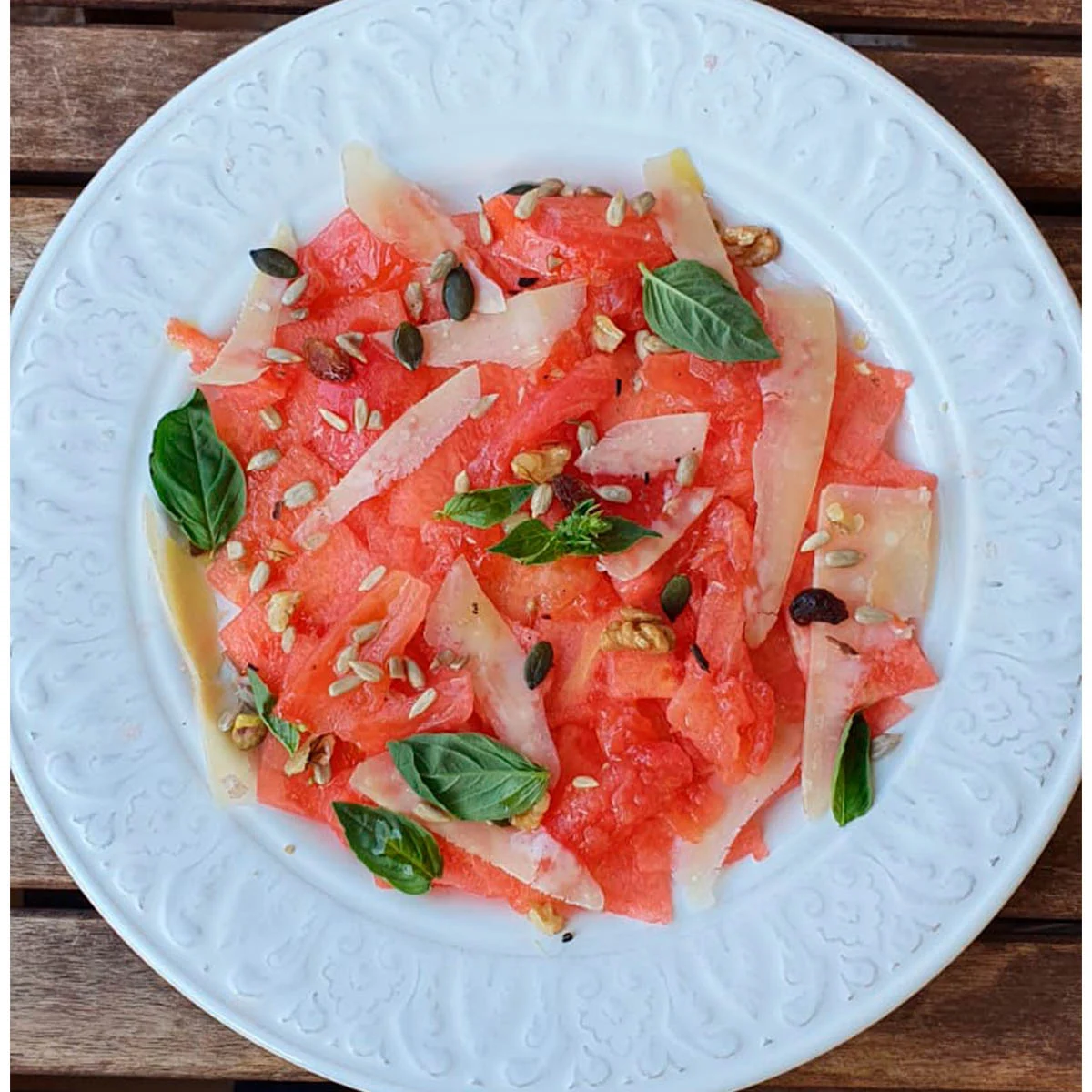 Carpaccio de sandía con tomates, parmesano y albahaca的做法