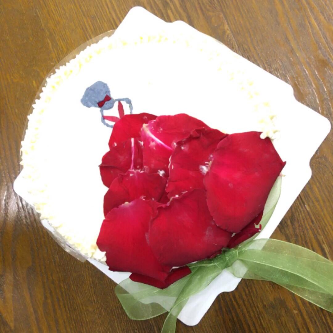 玫瑰花瓣生日蛋糕
