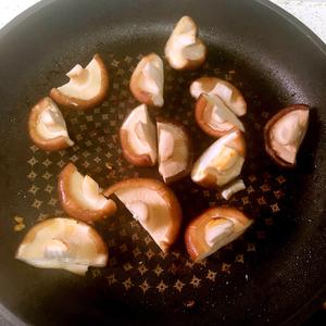 土豆香菇焖鸡肉的做法 步骤4