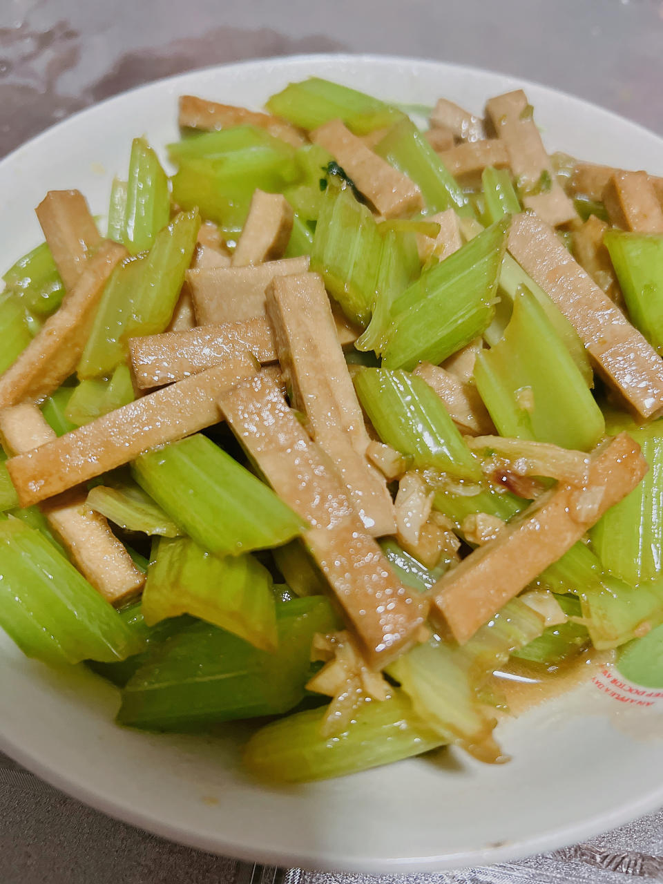 让何老师好吃到哭的同款芹菜炒香干，真的超美味