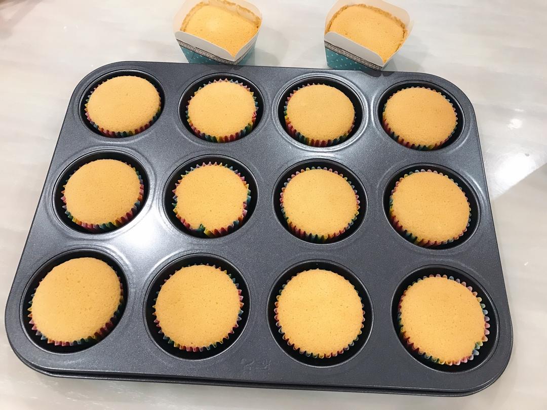原味海绵纸杯蛋糕（非常适合裱花、盖糖皮的cupcake方子）