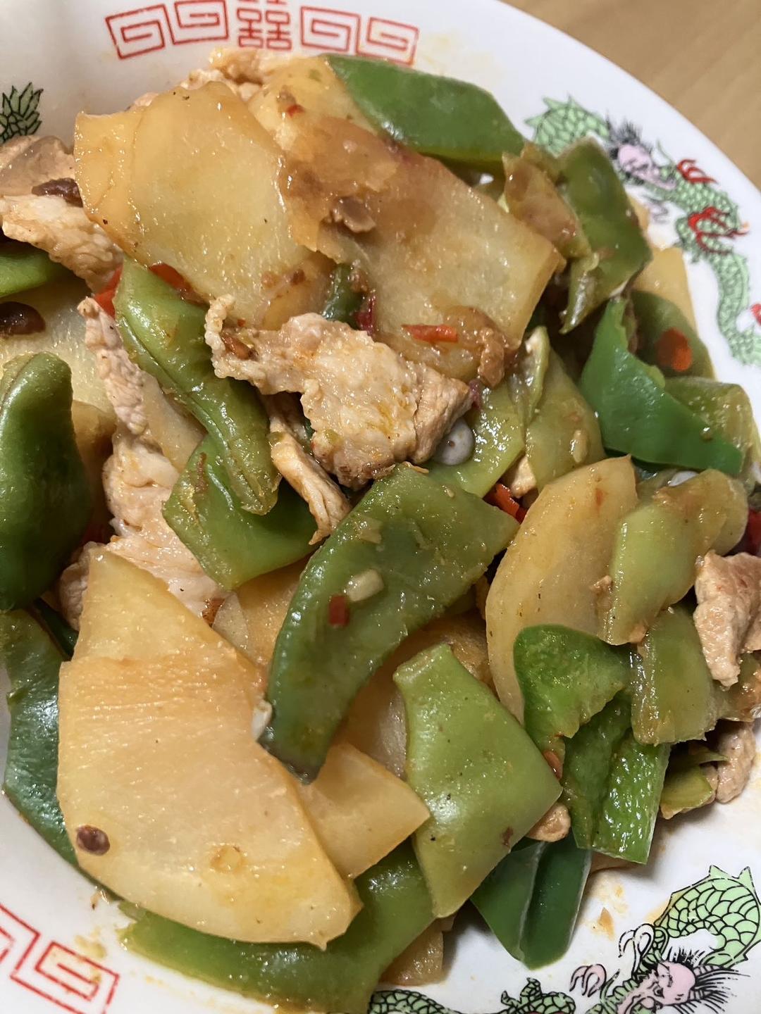五花肉炖油豆角土豆