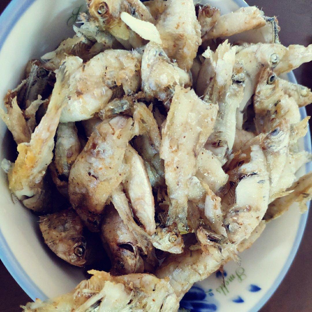 厨师长教你：“干炸小河鱼”的家常做法，金黄酥脆回味无穷