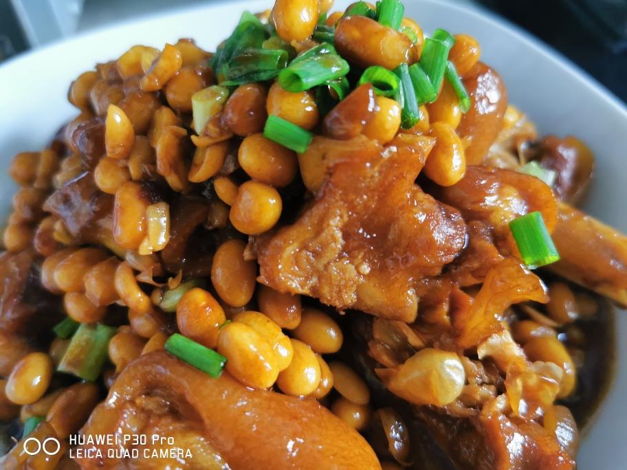 满满胶原蛋白的黄豆炖猪蹄