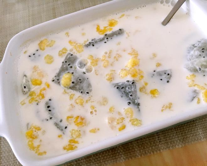 火龙果牛奶玉米片的做法