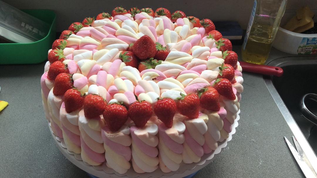 草莓棉花糖生日蛋糕