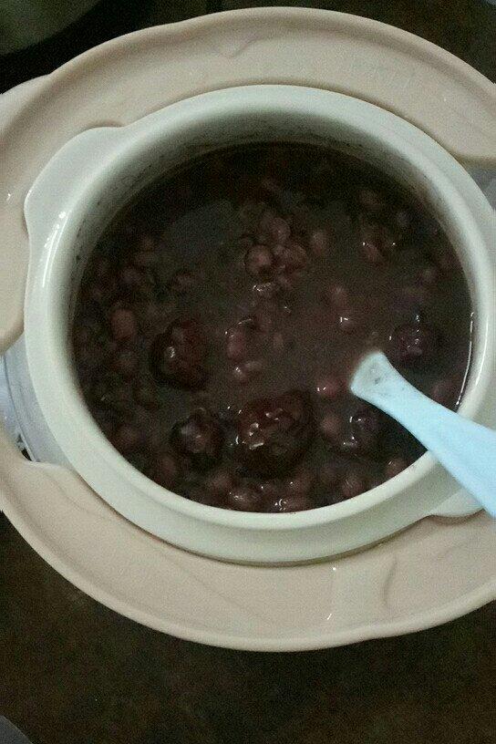 红枣黑米红豆粥